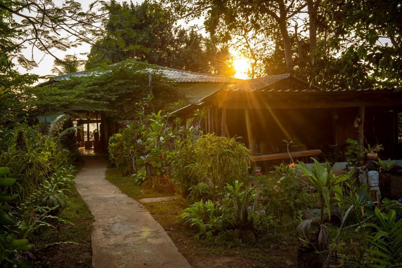 Banana Sunset - Bar & Bungalows Koh Mak Exterior photo